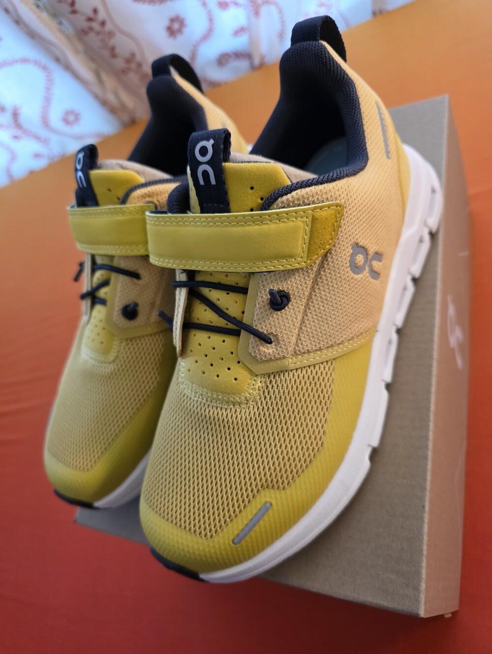 On Cloud Play Kids Yellow & Black Cloud Sneakers